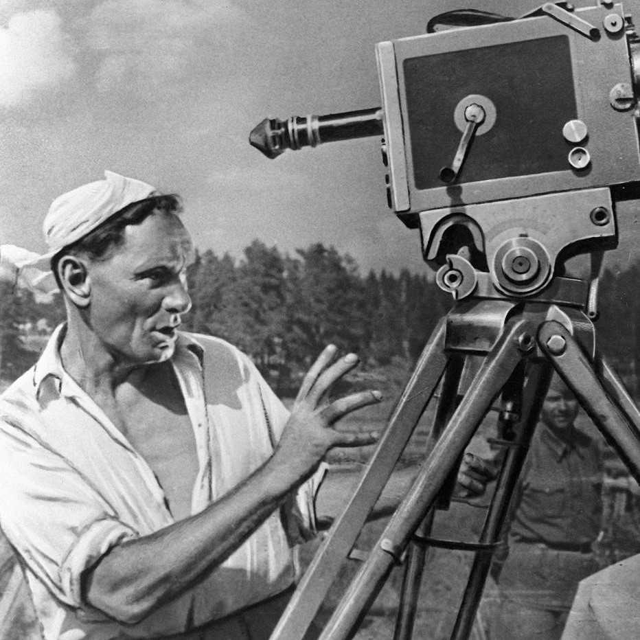 В беларуси тоже делали фильмы, которые смотрели по всему ссср. кто был их режиссером?