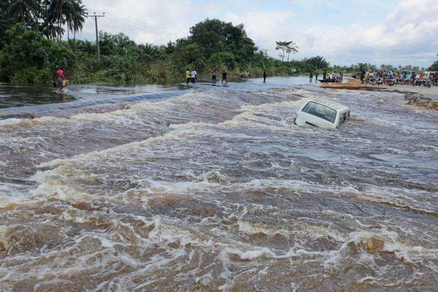 К чему снится вода женщине или мужчине?