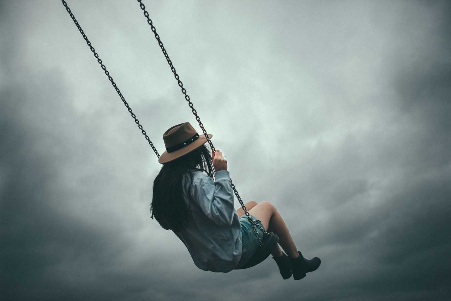 К чему снятся качели 🎡 - 26 толкований по сонникам ❗: что означает во сне качаться на аттракционе самому либо видеть качающихся над рекой или над морем других людей