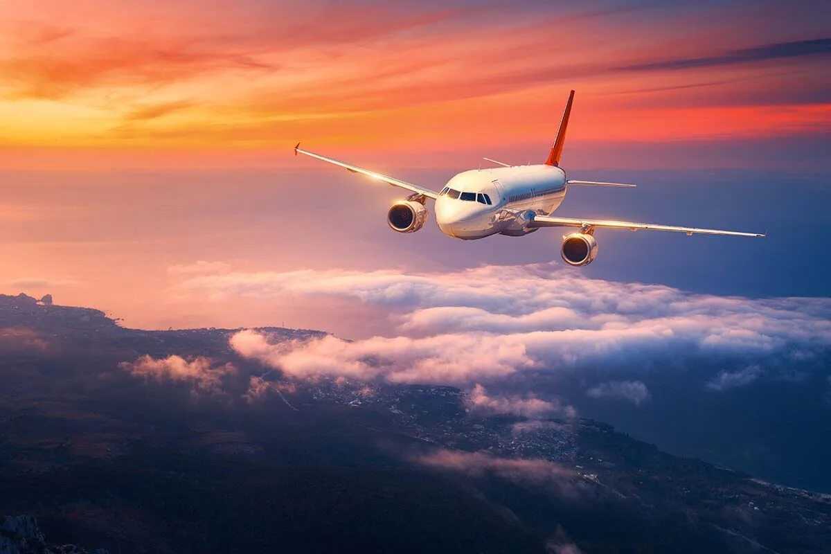 К чему снится самолет 🛫 во сне, сонник 🌙 - лететь в небе
